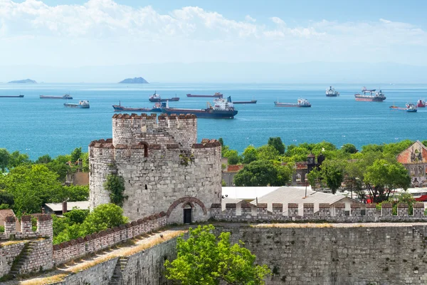 从 yedikule 堡垒在伊斯坦布尔马尔马拉海的视图 — 图库照片