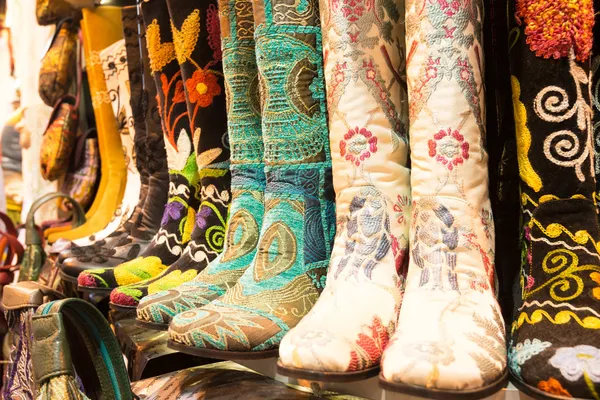 Oriental shoes at the Grand Bazaar in Istanbul, Turkey — Stock Photo, Image