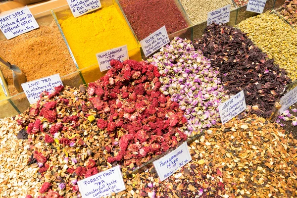 Orientální koření a čaje na velký Bazar v Istanbulu, Turecko — Stock fotografie