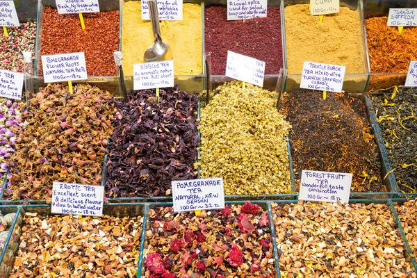 Especias orientales y té en el Gran Bazar en Estambul, Turquía —  Fotos de Stock