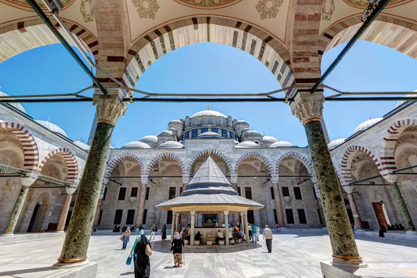 The inner courtyard of the Fatih Mosque (Conqueror's Mosque) in — Stock Photo, Image