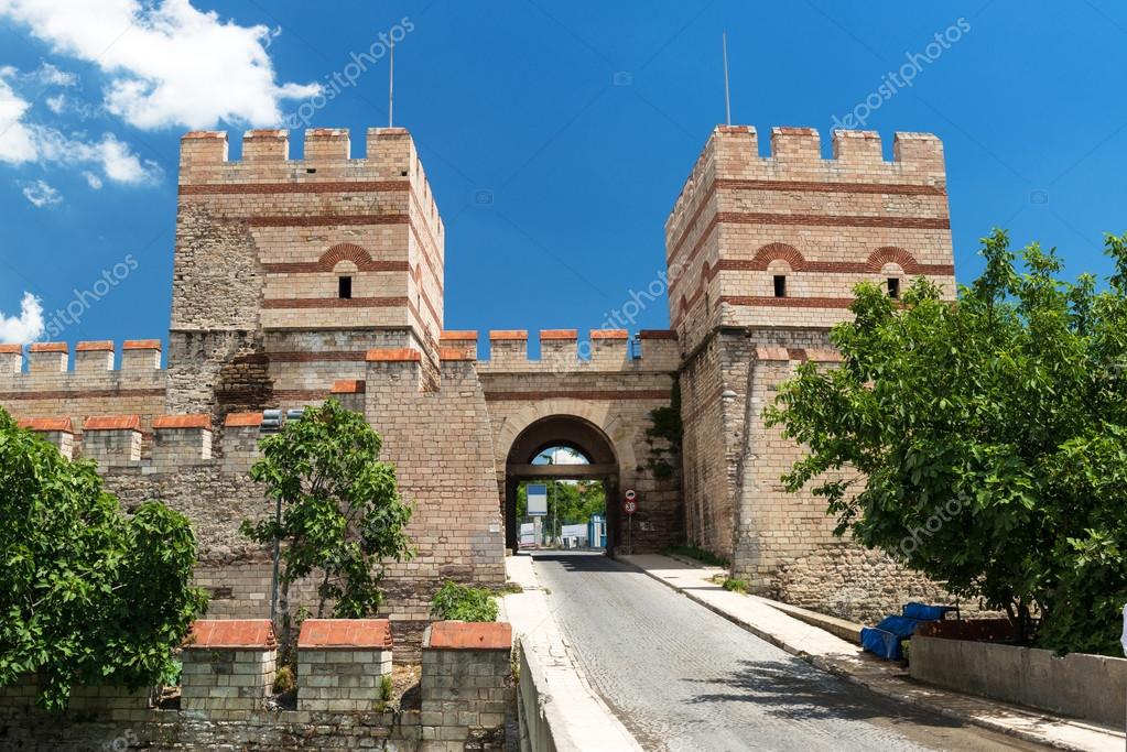 Famous ancient walls of Constantinople in Istanbul, Turkey — Stock
