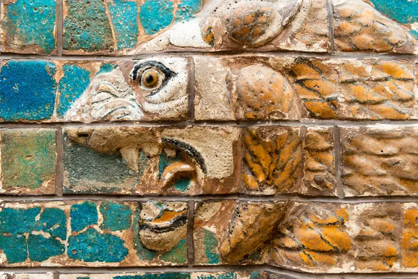 Fragment van de Babylonische ishtar gate in het archeologisch museum — Stockfoto