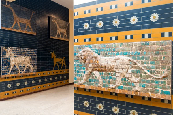 Fragments of the Babylonian Ishtar Gate in the Istanbul Archaeol — Stock Photo, Image