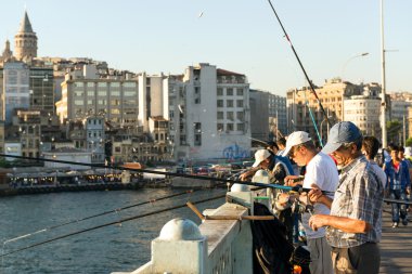 Balıkçılar, 26 Mayıs 2013 yılında istanbul galata köprüsü üzerinde yanıyor.,