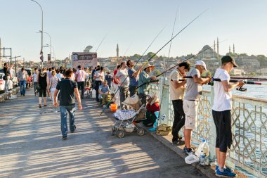 Balıkçılar ve turistler galata köprüsü üzerinde 26 Mayıs 2013 vardır.
