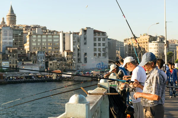 Balıkçılar, 26 Mayıs 2013 yılında istanbul galata köprüsü üzerinde yanıyor.,