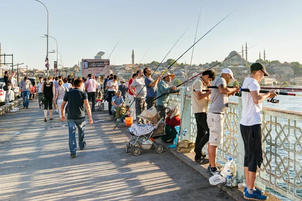 Pescatori e turisti sono sul Ponte di Galata il 26 maggio 2013 — Foto Stock