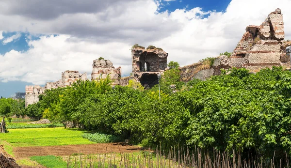 Famosas murallas antiguas de Constantinopla en Estambul, Turquía —  Fotos de Stock