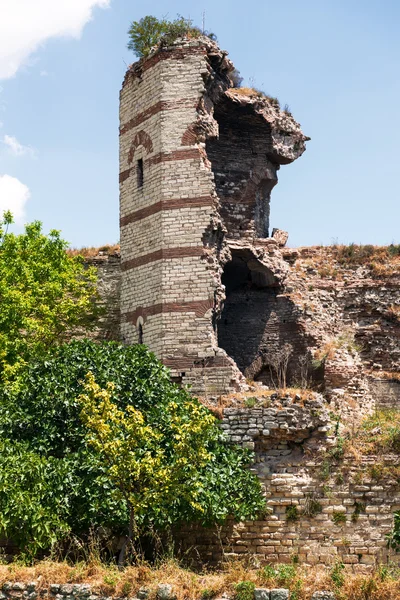 Ruinerna av berömda antika murar av Konstantinopel i istanbul, — Stockfoto