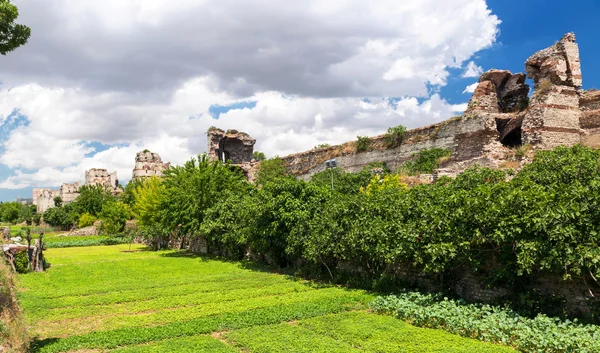 Famous ancient walls of Constantinople in Istanbul, Turkey — Stock Photo, Image