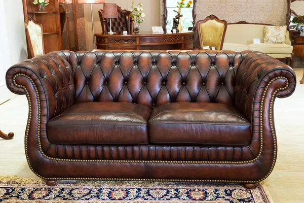 Klassieke lederen sofa in een meubels te slaan — Stockfoto