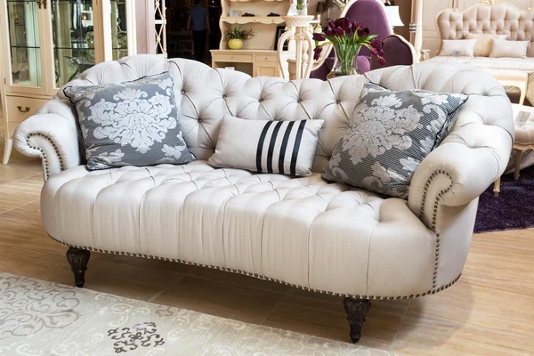 Классический диван в мебельном магазине — стоковое фото