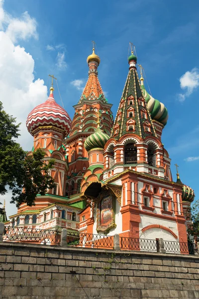 मॉस्को, रशिया मध्ये लाल स्क्वेअरवर सेंट बासिल कॅथेड्रल — स्टॉक फोटो, इमेज