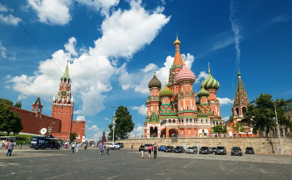 Tourists visiting the Red Square on july 13, 2013 in Moscow, Rus — Stock Photo, Image