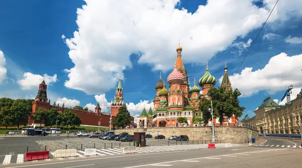 Blick auf die Basilikumkathedrale und den Kreml in Moskau, — Stockfoto