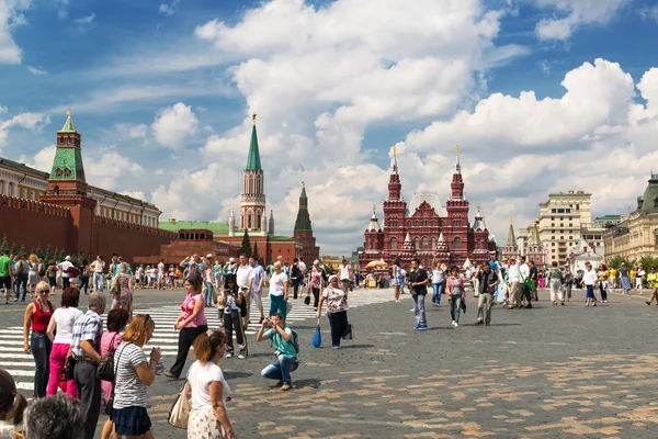 Toeristen een bezoek aan het Rode plein in Moskou, Rusland — Stockfoto