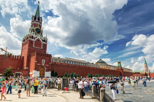 Туристы, посетившие Красную площадь 13 июля 2013 года в Москве . — стоковое фото