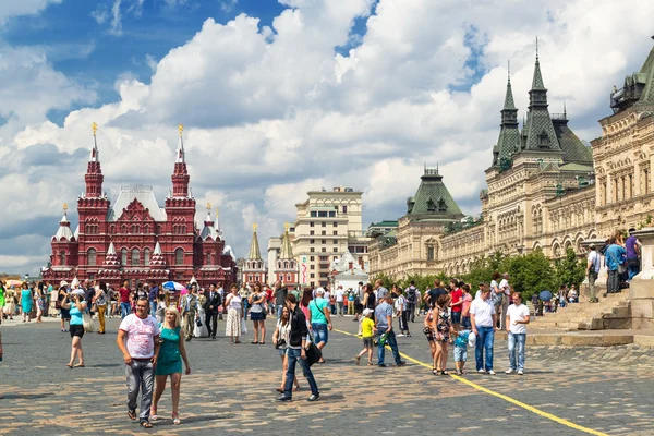 Touristen auf dem Roten Platz am 13. Juli 2013 in Moskau, Russland. — Stockfoto