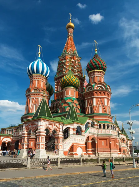 Tourists visiting the St. Basil's Cathedral on july 13, 2013 in Moscow, Russia — Stock Photo, Image