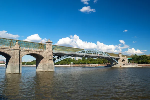 Fotgängare andreevsky bridge i Moskva — Stockfoto