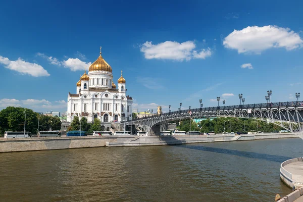 A Catedral de Cristo Salvador e ponte Patriarshy em Mos — Fotografia de Stock