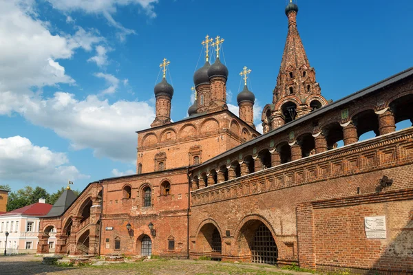 Assumption katedralen på den historiska gatan i centrala Moskva (K — Stockfoto