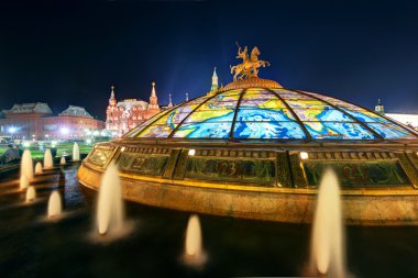 saint george modacı s heykeli ile taç cam kubbe