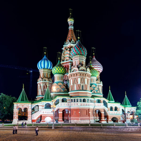 Catedral de São Basílio na Praça Vermelha à noite em Moscou — Fotografia de Stock