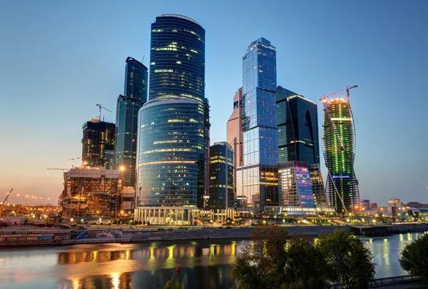 Москва Сіті (Московський міжнародний бізнес-центр) уночі — стокове фото