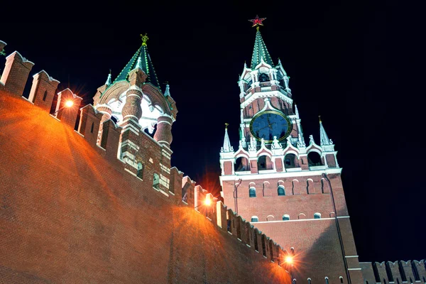 La Torre Spasskaya del Cremlino di Mosca di notte — Foto Stock