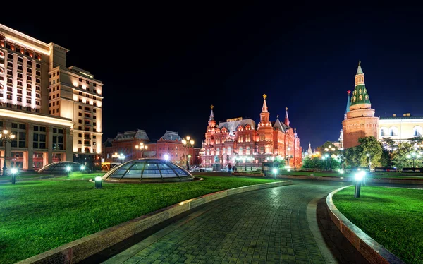 Manezhnaya Square at night in Moscow — Stockfoto