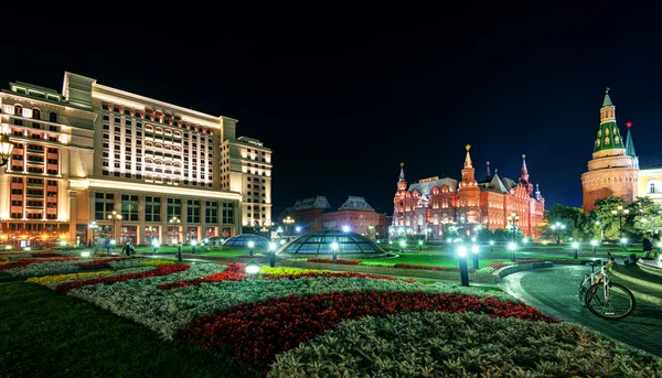 Maneschnaja-Platz in der Nacht in Moskau — Stockfoto