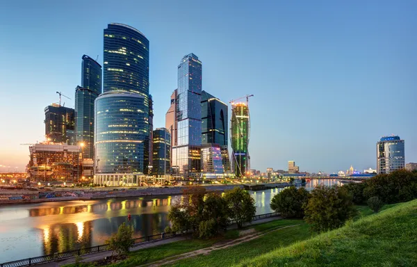 Moscú-ciudad (Centro Internacional de Negocios de Moscú) por la noche Imagen de stock