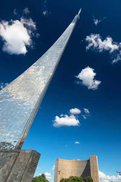 Uzay ve evren otel Moskova conquerors için anıt — Stok fotoğraf