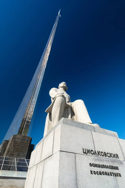 Monument voor de veroveraars van ruimte en standbeeld van konstantin tsi — Stockfoto