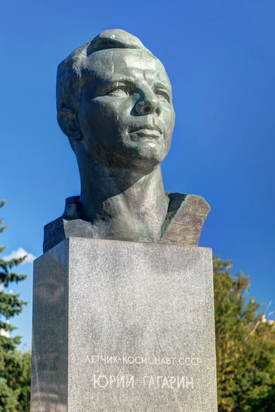 Monuments to Yuri Gagarin on the Cosmonauts Alley in Moscow — Stock Photo, Image