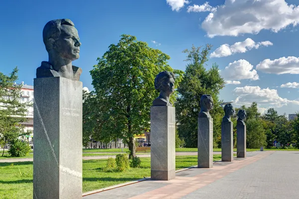 Monumentos a Yuri Gagarin en el Callejón de los Cosmonautas en Moscú —  Fotos de Stock