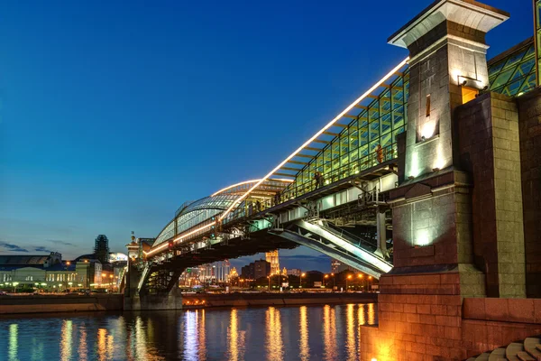 Bogdan Chmelnickij bridge v noci v Moskvě — Stock fotografie
