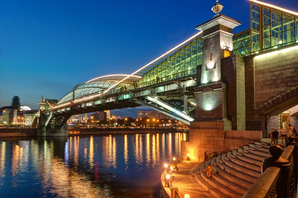 Bogdan Chmelnickij bridge v noci v Moskvě — Stock fotografie