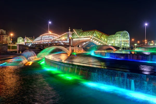 Bogdan Khmelnitsky bridge and fountain at night in Moscow — Stock Photo, Image