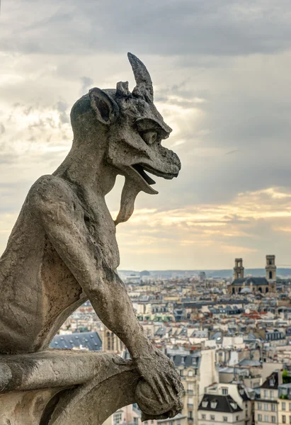 Chimera of the Cathedral of Notre Dame de Paris overlooking Pari — Stock Photo, Image