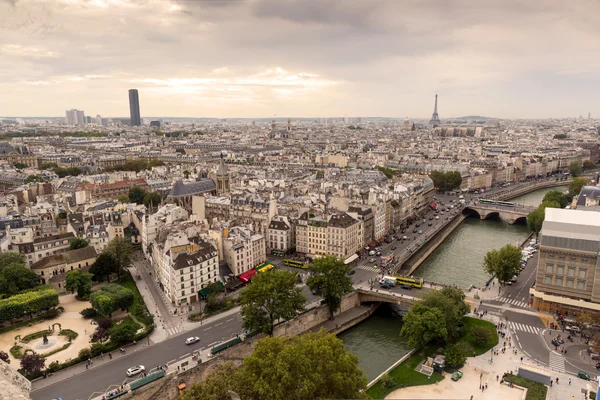 Skyline van Parijs met de toren van eiffel en maine montparnasse toren — Stockfoto