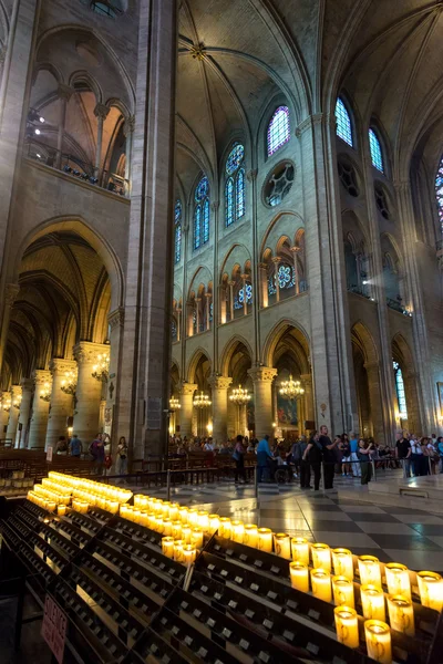 Turystów odwiedzających katedry notre dame de paris — Zdjęcie stockowe