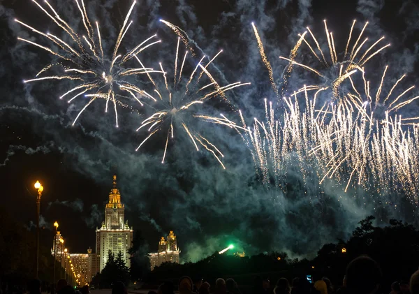 Святковий феєрверк над основна будівля Московський державний університет — стокове фото