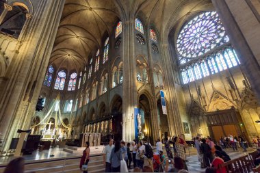 turistler notre dame de paris