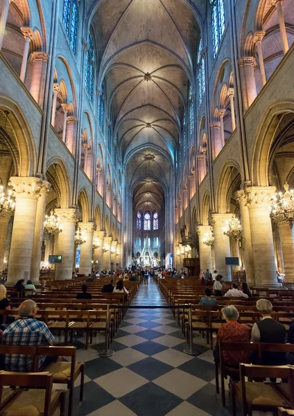 Turisti in visita alla Notre Dame de Paris — Foto Stock