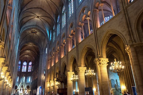 Innvendig i Notre-Dame de Paris – stockfoto