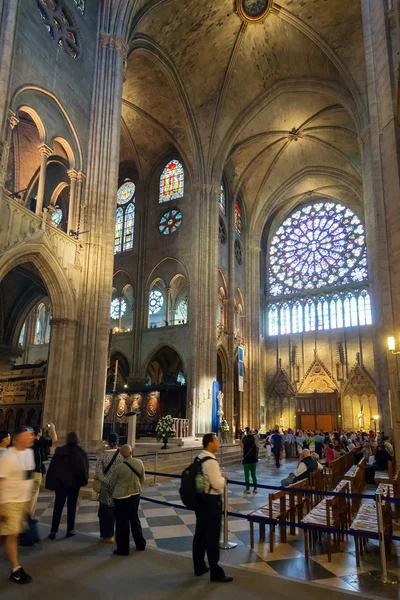 Wnętrze katedry notre dame de paris, Francja — Zdjęcie stockowe