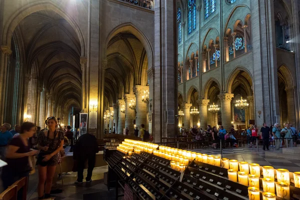 Turister som besöker katedralen notre-dame de paris — Stockfoto